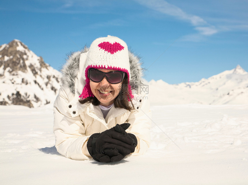 女人在雪地里图片