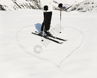 站在心形图案里的女滑雪者图片