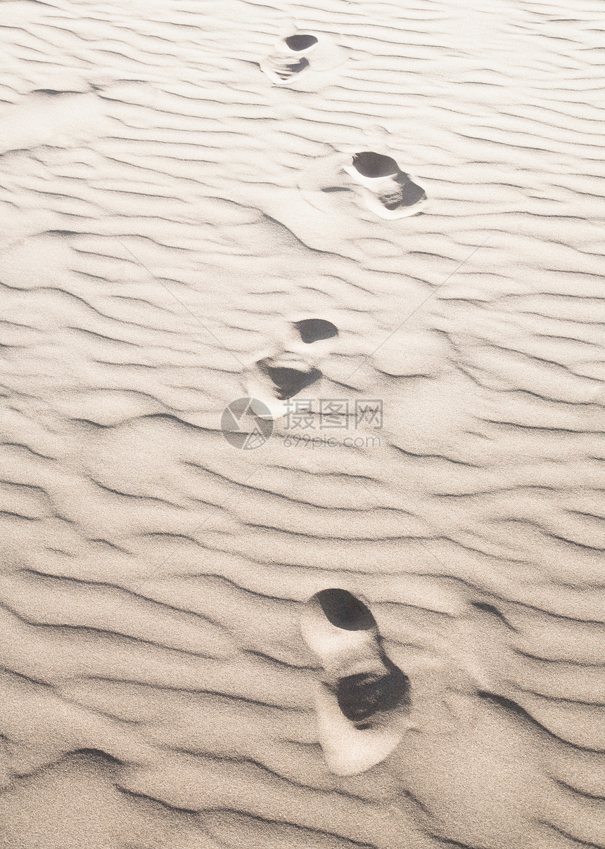 沙地上的脚印图片