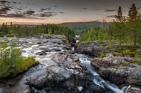 流经峡谷的河流，斯托弗森，拉普兰，瑞典背景图片