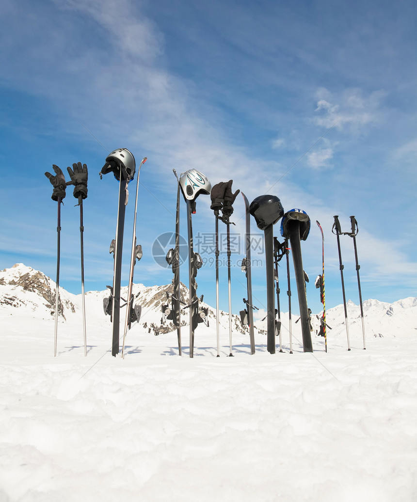 雪山滑雪设备图片