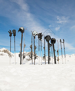 雪山滑雪设备背景图片