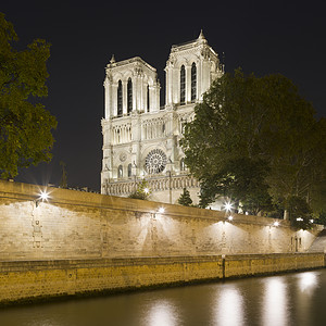 法国巴黎圣母院和塞纳河夜景图片