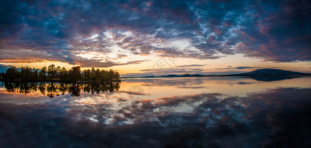 瑞典拉普兰阿杰普洛格黎明湖的倒影高清图片