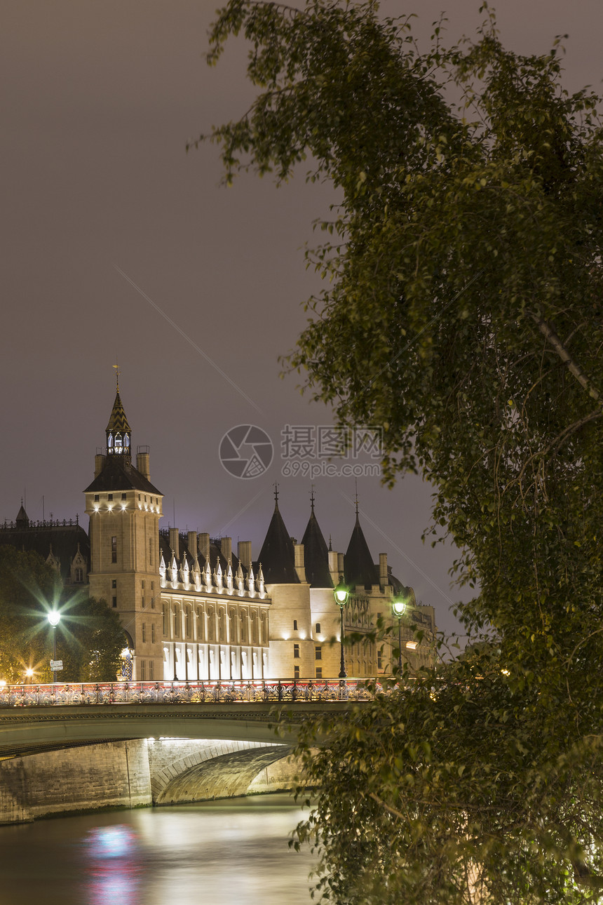 法国巴黎，夜间礼宾博物馆和奥桥的景色图片