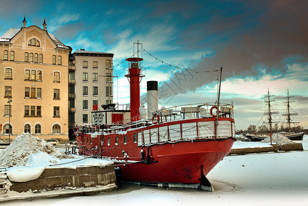 船停靠在多雪的城市码头图片