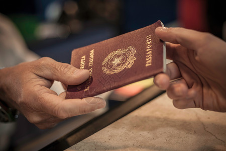 身份核验护照交接人，特写背景