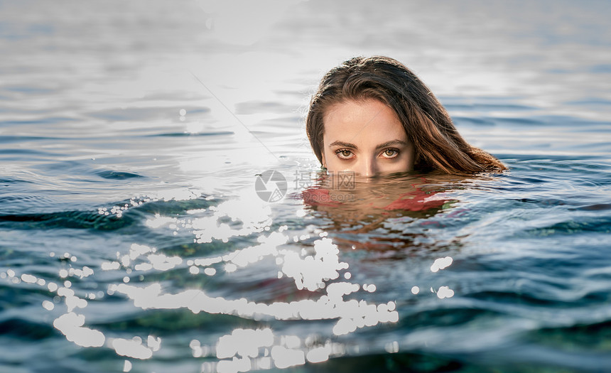 意大利撒丁岛卡斯蒂达斯，海上游泳的年轻女子画像图片