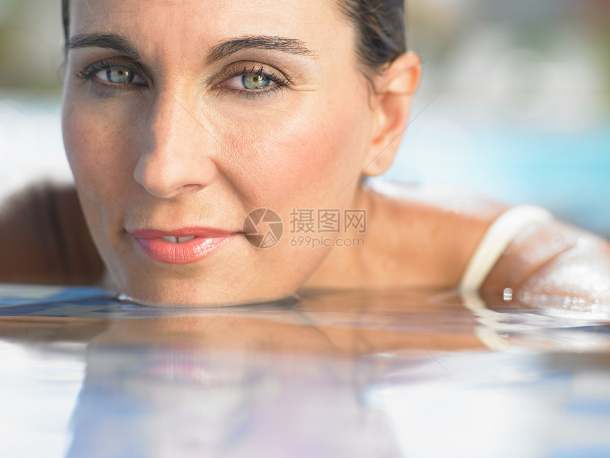 酒店游泳池里的女人图片