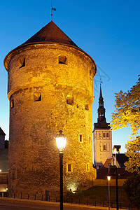 中世纪的城墙晚上亮着图片