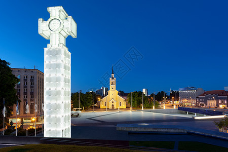 俯瞰城市广场的教堂纪念碑图片