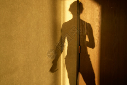 酒店房间门上男人的影子图片
