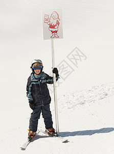 举着牌子的滑雪男孩图片