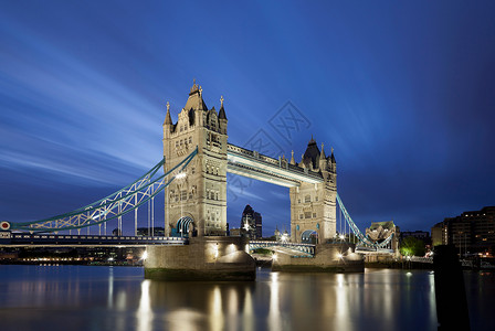 伦敦的塔桥晚上亮着高清图片