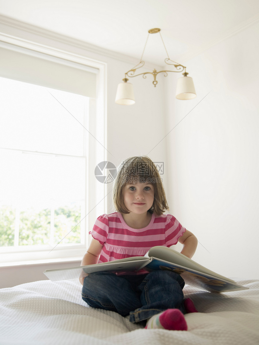 在床上看书的女孩图片