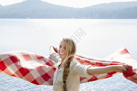 美国纽约哈德利湖边拿毯子的年轻女子图片