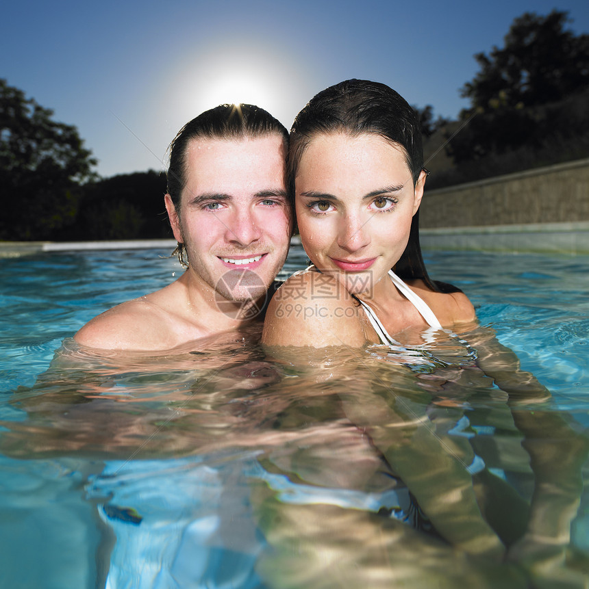 游泳池里的年轻夫妇图片