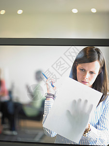 靠窗写字的女人图片