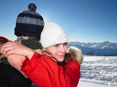 在山顶拥抱的一对夫妇图片