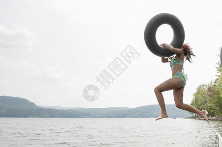 女子抱着充气环跳入湖中图片