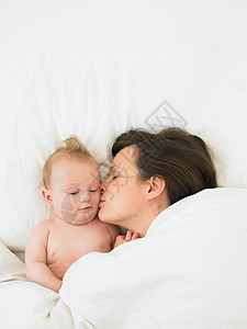 婴儿和母亲在床上图片