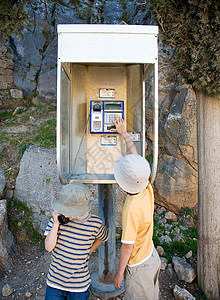 两个男孩在电话亭打电话图片
