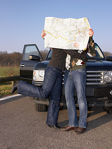 公路地图拿地图的夫妇背景