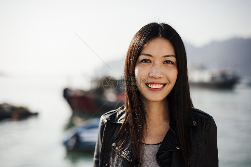 微笑的年轻女子图片