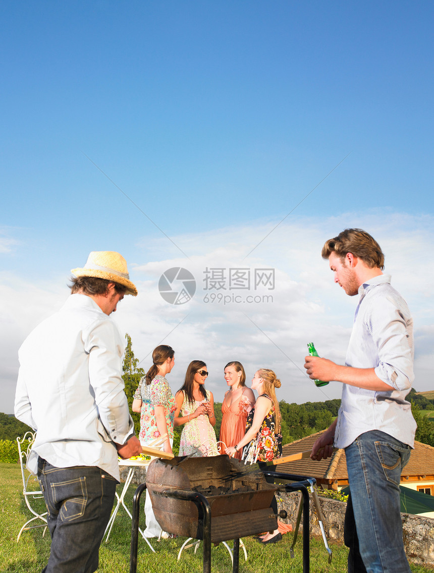 年轻人在烧烤图片