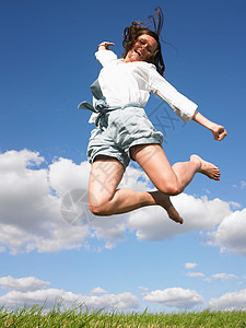 年轻女子跳跃图片