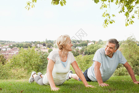 成熟夫妇在公园做俯卧撑图片