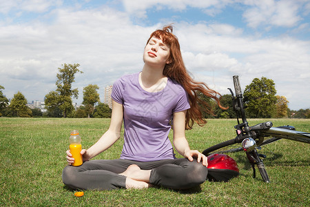骑自行车放松的年轻女子图片