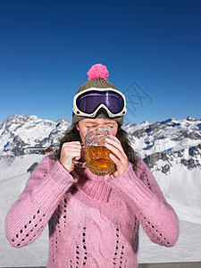 雪津啤酒年轻女子在山上喝酒背景
