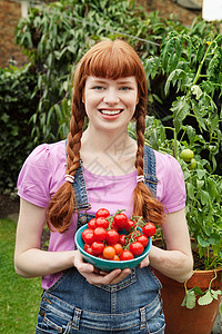拿着番茄碗的女人图片