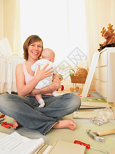 婴儿房家具里的女人图片