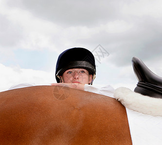骑马的年轻女子图片