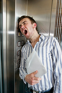 电梯里困倦的男人背景图片