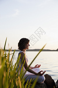 湖边瑜伽在湖边练瑜伽的女人背景
