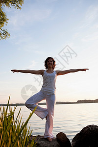 在湖边练瑜伽的女人图片