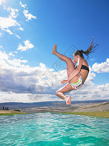 在游泳池里跳的女人图片