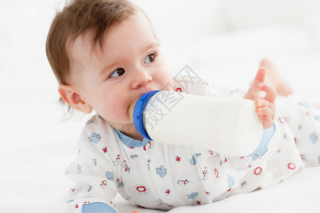 吃奶吃奶素材用奶瓶吃奶的婴儿背景