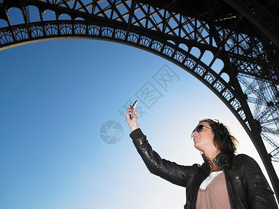 拍埃菲尔铁塔的女人图片