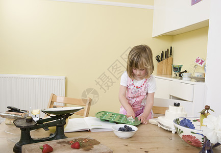 做蛋糕的女孩图片