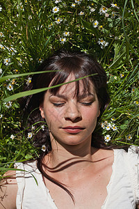睡在草地上的女人图片
