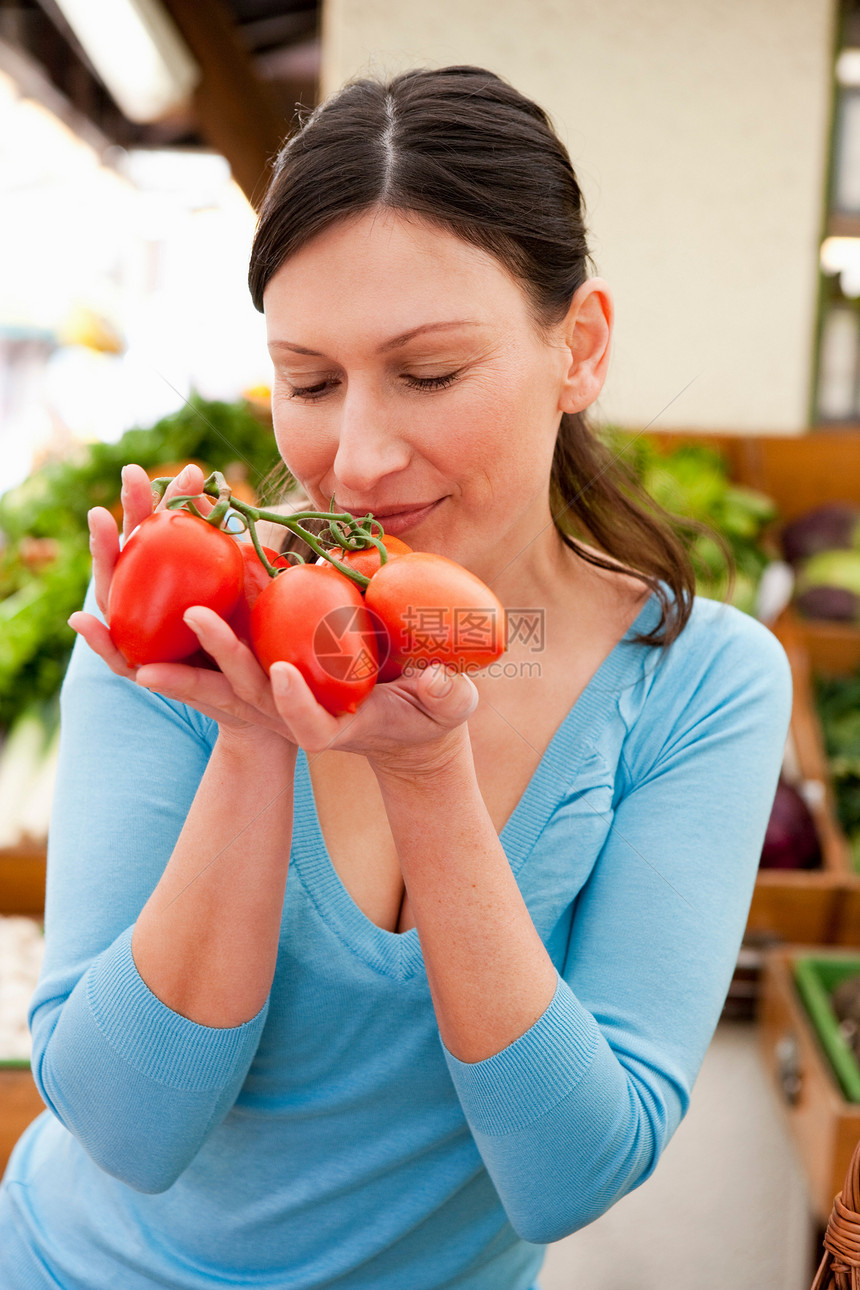 吃新鲜番茄的女人图片