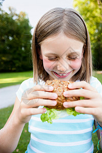 吃汉堡的年轻女孩图片