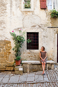 克罗地亚伊斯特利亚格罗兹扬传统住宅外的女人图片