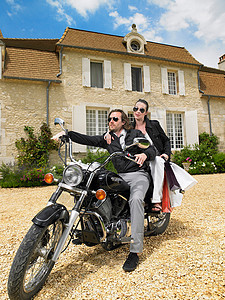 骑摩托车的夫妇图片