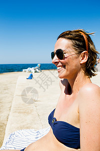 玛格种族在海边晒日光浴的女人背景
