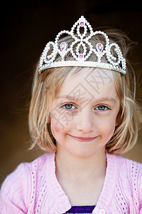 戴皇冠的年轻女孩图片
